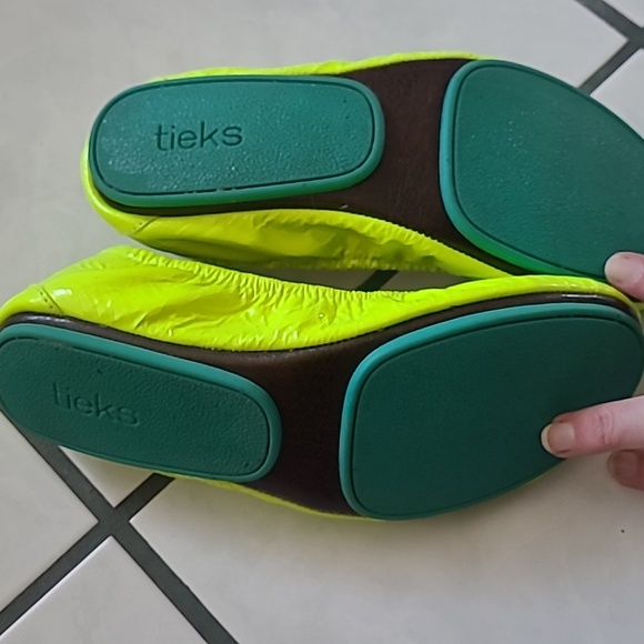 Size 8 neon yellow tieks - Picture 3 of 5